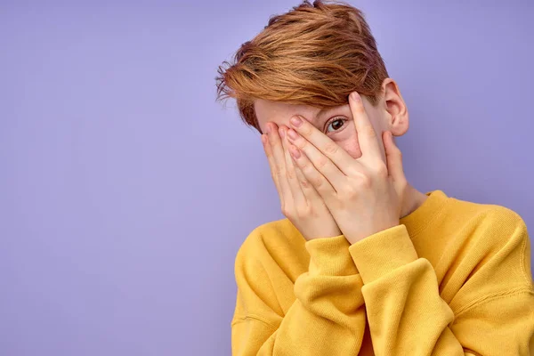 Портрет испуганного подростка, изолированного на фиолетовом фоне. Испуганный ребенок смотрит в камеру — стоковое фото