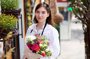 Başlangıçta başarılı olan küçük işletme girişimcisiydi. Çiçekli beyaz kadın.