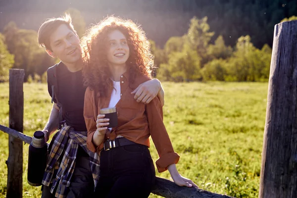 Homem e mulher passam tempo na natureza. Visita rural, turismo activo — Fotografia de Stock