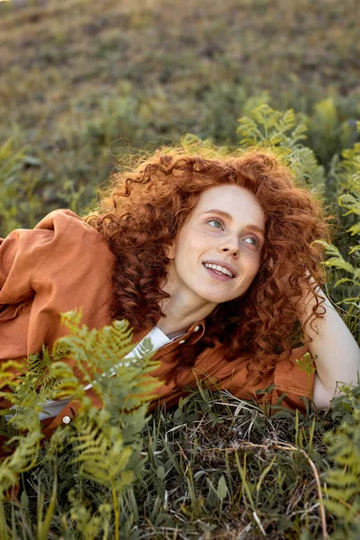 Pozitív boldog hölgy fekszik a zöld fű az erdő területén, romantikus idő a természetben — Stock Fotó