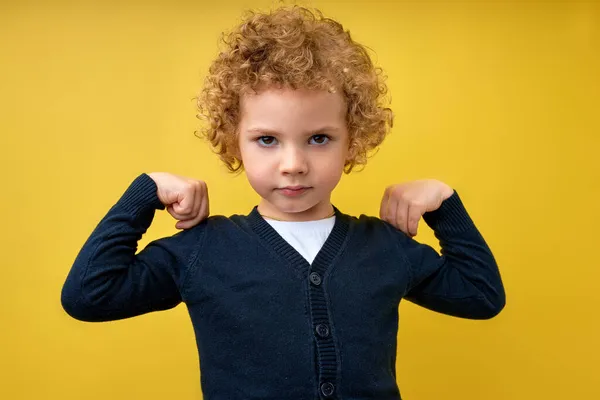 Mira mi músculo, soy fuerte. Retrato de adorable niñito en camiseta sintiéndose poderoso — Foto de Stock