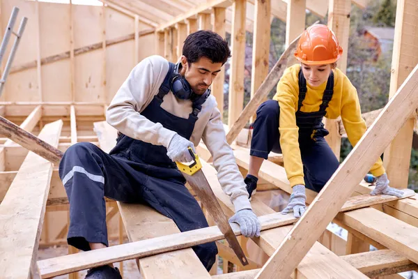 Timmerlieden zagen planken voor het bouwen van huis met handzaag. hout zagen, een huis bouwen — Stockfoto