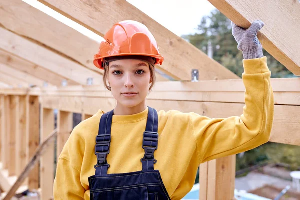 新しい住宅建設のホームフレーミングの若いコンストラクターエンジニアの女性 — ストック写真