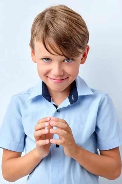 Маленький хлопчик дивиться в анекдот планування камери в сорочці, ізольований на сірому фоні — стокове фото