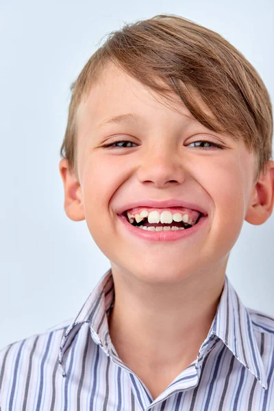 Attraktiv pojke med perfekt toothy leende skrattar poserar framför kameran — Stockfoto