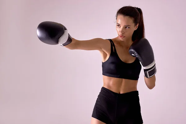 Confiada hermosa mujer atlética MMA entrenamiento de combate femenino aislado en el estudio —  Fotos de Stock