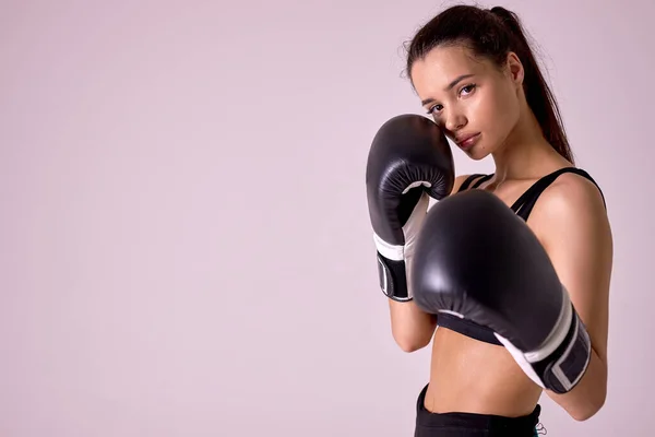 Magabiztos sportos nő sportruházat boksz elszigetelt stúdió háttérben, pózol a kamera — Stock Fotó