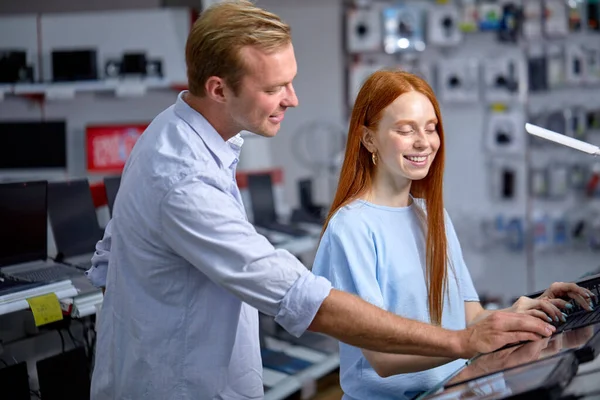 Çift, elektronik mağazasındaki en iyi dizüstü bilgisayarı arıyor.