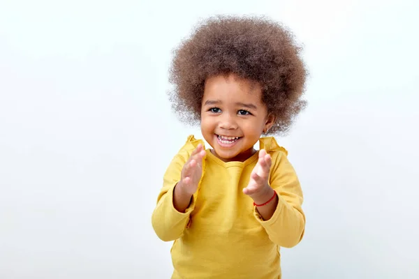 Niña negra emocionada aplaudiendo y aplaudiendo, feliz y alegre, sonriendo —  Fotos de Stock