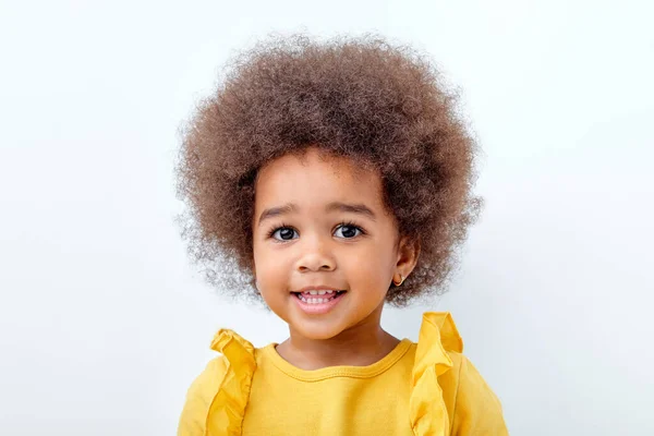 Primer plano Retrato de un hermoso niño afroamericano con el pelo rizado esponjoso mirando a la cámara —  Fotos de Stock