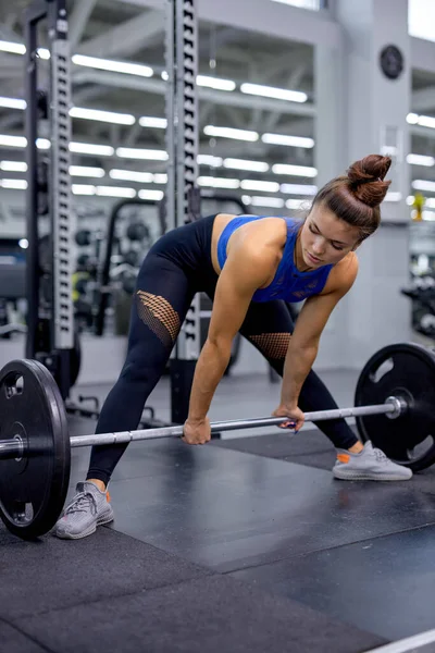 Vonzó sportoló nő, aki súlyzózik. Crossfit és fitness koncepció — Stock Fotó
