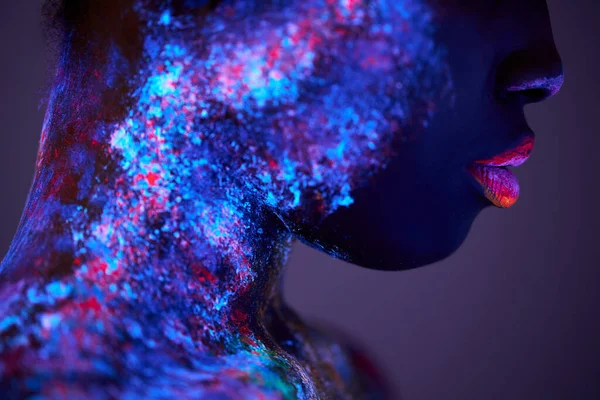Clse-up-Modell mit fluoreszierenden Körperkunst. attraktive Dame posiert vor der Kamera — Stockfoto