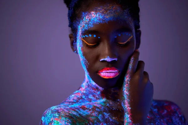 Sexuell svart kvinnlig modell poserar med UV-mönster på kroppen, fluorescerande kropp konst — Stockfoto