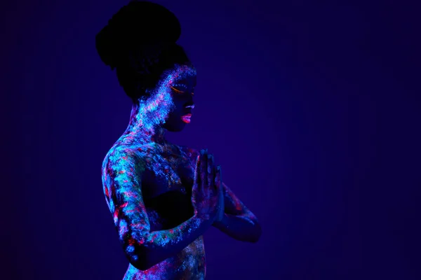 Modèle de prière noir avec des impressions fluorescentes colorées sur la peau, belle prière féminine — Photo