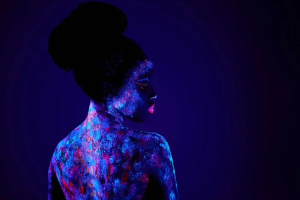 Kvinna Native American med neon makeup, tillverkad av fluorescerande färg i ultraviolett ljus. — Stockfoto