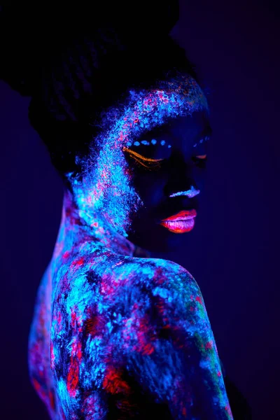 Atractiva mujer sensual de apariencia negra en maquillaje de pintura fluorescente —  Fotos de Stock