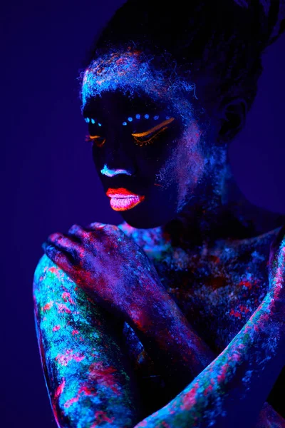 성적 흑인 여성 모델 몸에 자외선 무늬가 있는 포즈를 취하는 모습, 형광 물체 예술 — 스톡 사진