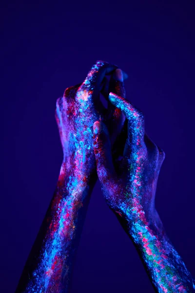 Mãos femininas com arte fluorescente isolado no fundo azul escuro, moda mínima — Fotografia de Stock