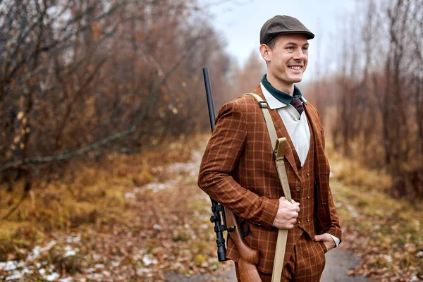 Hunter med hagelgevär på jakt. Jaktutrustning för proffs. brutal maskulin hobby — Stockfoto