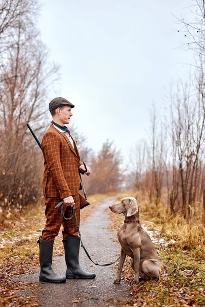 Gyönyörű vadászkutya gazdájával a vadászat napján. Őszi szezon, vadász. szabadban — Stock Fotó