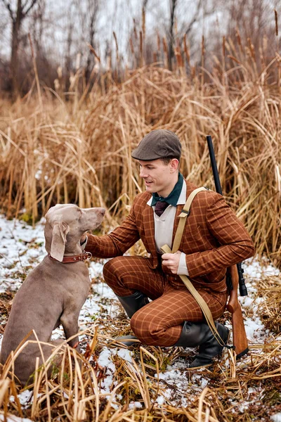 Vadászati időszak, őszi szezon nyitva. férfi vadász fegyverrel öltönyben, keresi a trófeát — Stock Fotó