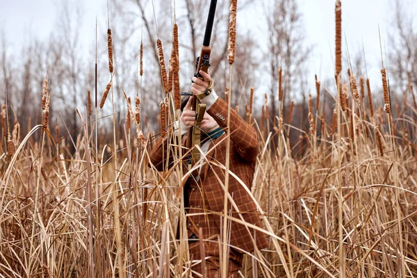 Homem caçador. Atirador avistando no pássaro no céu. Período de caça. Masculino com arma no campo. — Fotografia de Stock