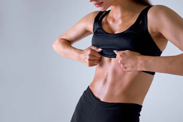 Cerca de la mujer sexy que muestra el cuerpo perfecto y el estómago deportivo —  Fotos de Stock