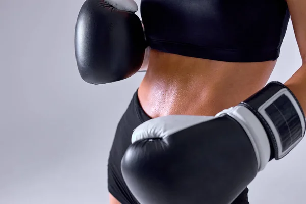 Przycięte Sportive kobieta w czarnej odzieży sportowej w rękawicach bokserskich, będzie trenować — Zdjęcie stockowe