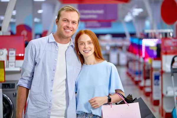 Retrato de casal sorridente depois de fazer compras, olhando para a câmera, desfrutar — Fotografia de Stock