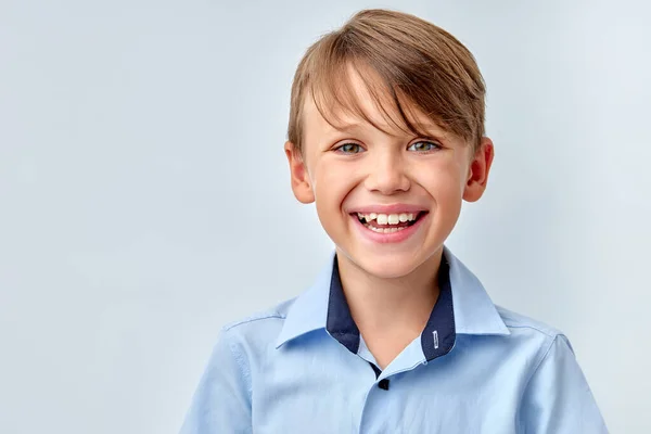 Barndom, mänskliga känslor. Optimistisk pojke skrattar isolerad på vit bakgrund — Stockfoto