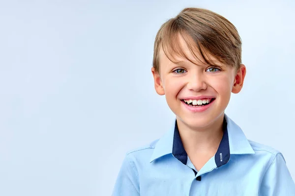 Retrato de niño alegre caucásico riendo mirando la cámara, aislado en el estudio — Foto de Stock