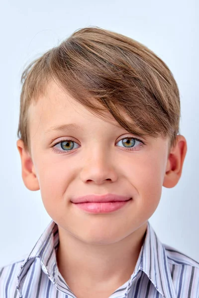 小さな男の子は笑顔偽の人間の感情の概念の後ろに不満を隠し — ストック写真