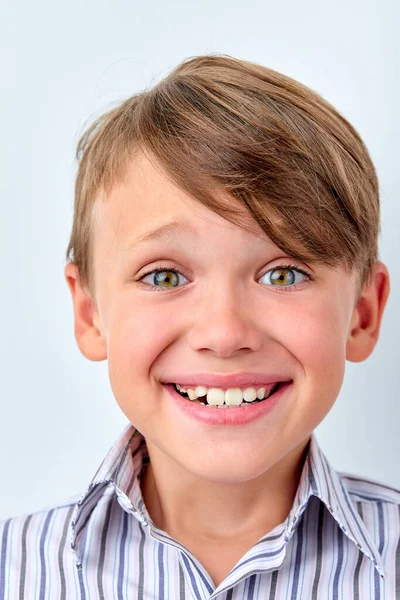 Roztomilé kavkazské dítě chlapeček úsměv učinit šťastný obličej, lidské emoce a děti — Stock fotografie