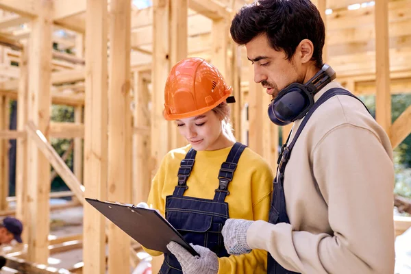 Zwei Ingenieure in Uniform erkunden die Baudokumentation — Stockfoto