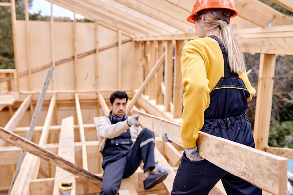 Twee specialisten die de grootte van houten balken meten tijdens het bouwen van Cottage — Stockfoto