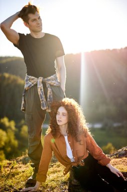 Hayalperest Kafkasyalı çift dağları geziyor. Dinleniyoruz, birlikte dinleniyoruz.