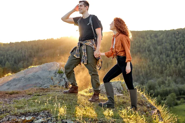 Jóvenes parejas excursionistas tomados de la mano, disfrutando de hermosos paisajes de la naturaleza — Foto de Stock