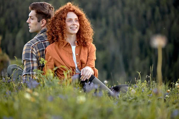 Boldog pár túrázik a nyári hegyekben vidéken. Boldog nő és férfi — Stock Fotó