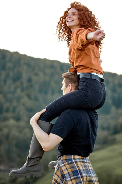 夏には山の中で幸せな赤毛の女性と男のトレッキング。正のカップルハイキング — ストック写真