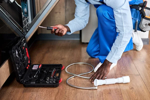 Cropped Handyman van Afro Amerikaanse verschijning in blauwe overall reparatie — Stockfoto