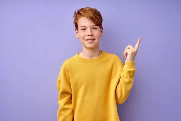 Heyecanlı Gülümseyen Hoş Çocuk Gündelik İşaret parmağı takıyor, Tavsiye veriyor — Stok fotoğraf