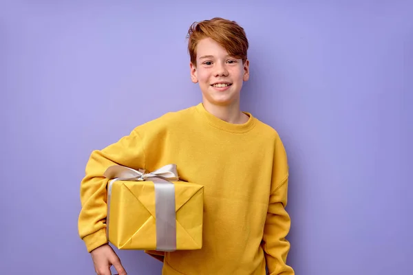 Aufgeregt freut sich kleiner Junge mit Geschenkbox in der Hand, Kind genießt Geburtstag — Stockfoto