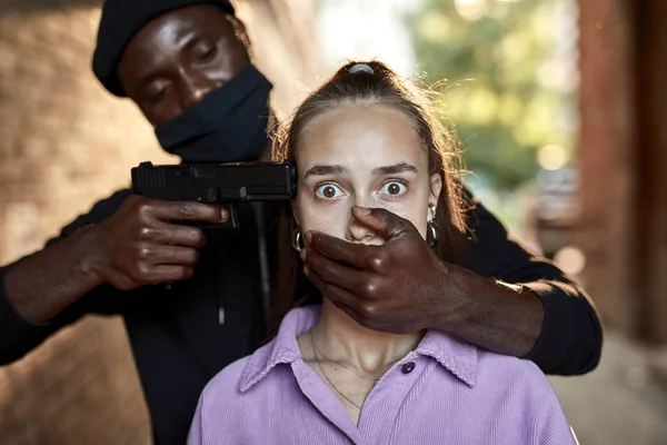 África agresivo hombre celebrar joven caucásico mujer, violencia sexual crimen — Foto de Stock