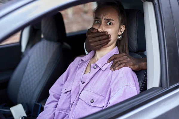Un hombre negro atacó a una mujer caucásica indefensa en el estacionamiento. Violador irreconocible —  Fotos de Stock