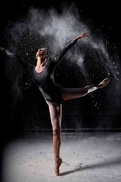 Belle danseuse de ballet mince femme portant un body, posant la danse — Photo