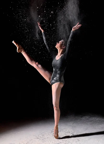Mujer guapa en body negro bailando emocionalmente sobre fondo negro — Foto de Stock