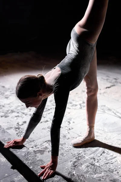 Dançando em farinha. dançarina feminina atraente no estúdio escuro. feminino fazendo elemento de dança — Fotografia de Stock
