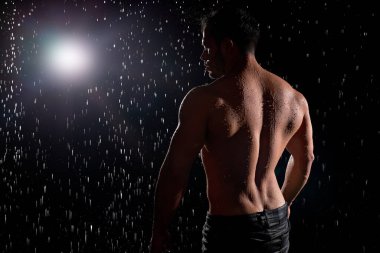 Güçlü vücutlu, kaslı sırtını gösteren seksi kaslı atletizm erkeğinin arkası.
