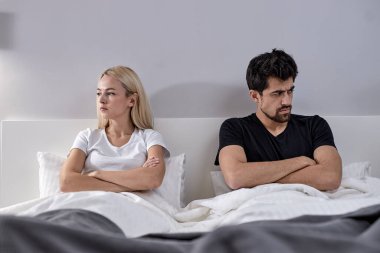 Genç çiftin evdeki yatak odasında anlaşmazlıkları var. Genç Ailede Tartışma.