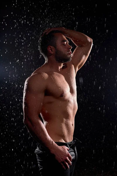 ハンサムなセクシー男性モデルとともに筋肉体,アスリートとともに大きな筋肉ポーズカメラ — ストック写真